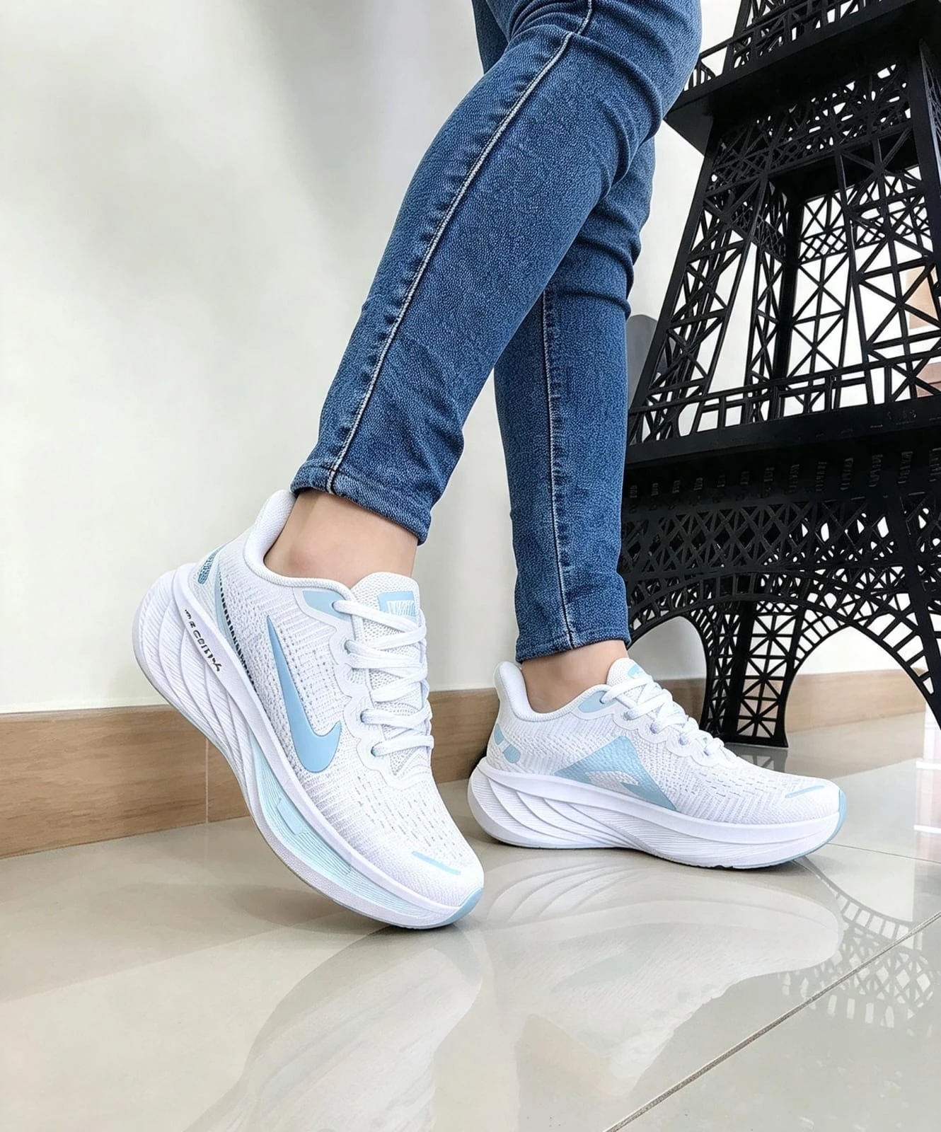 Zapatillas blancas con detalles celestes